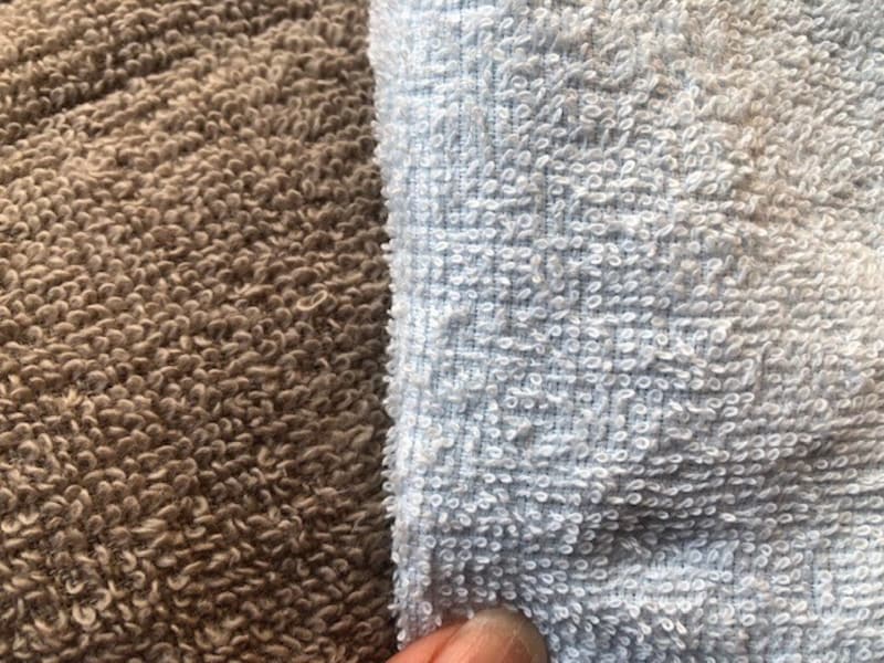 左が無撚糸タオル、右が毛羽が少ないフェイスタオル