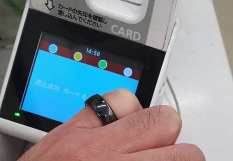 決済している様子