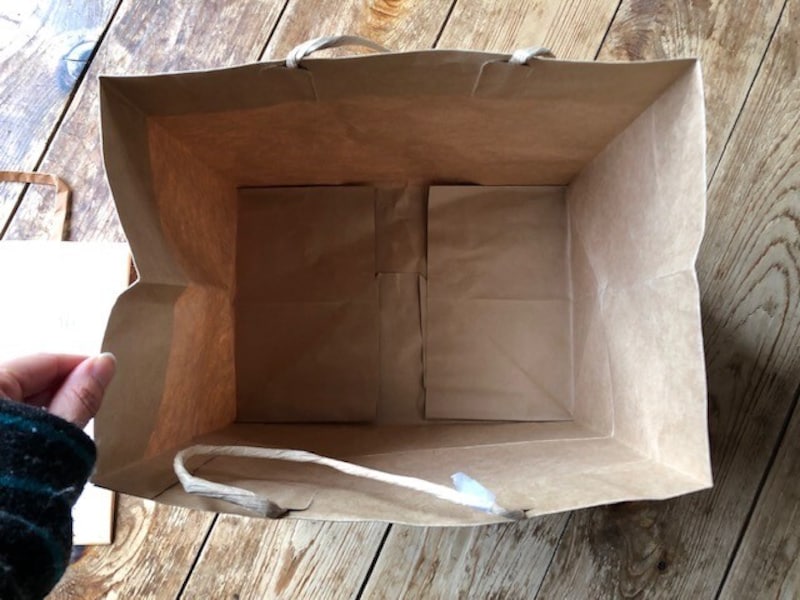 底が大きめの紙袋を使う