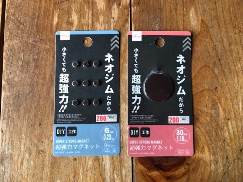 「超協力マグネット 6mm」(左)と「超強力マグネット 30mm」(右)