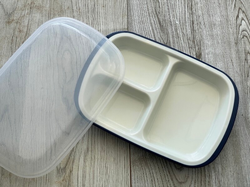 残り物は蓋付き仕切りプレートで保存