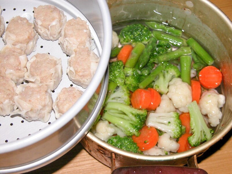 蒸し器の下のお湯を利用して調理