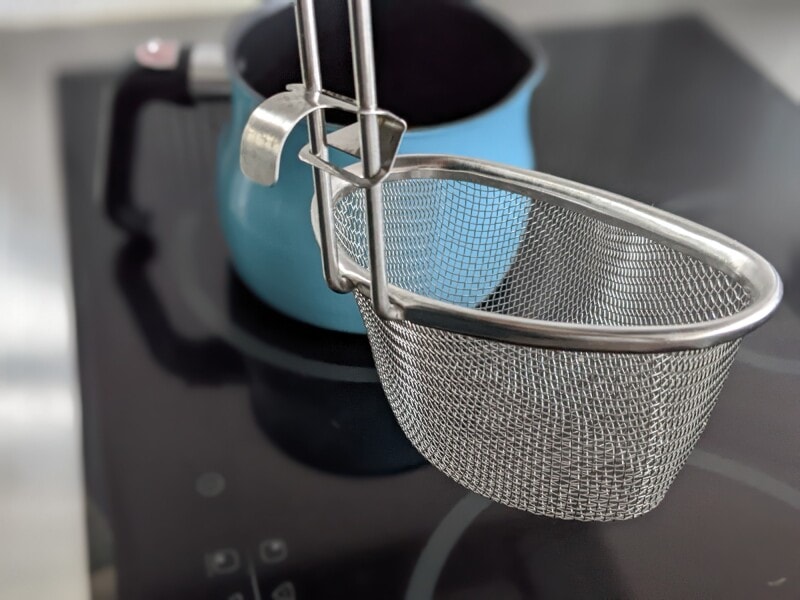 鍋にかけるザル