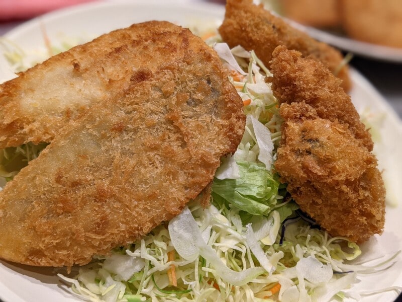 おかずを野菜の上に乗せる