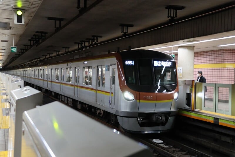 新富町駅に到着した最新型17000系