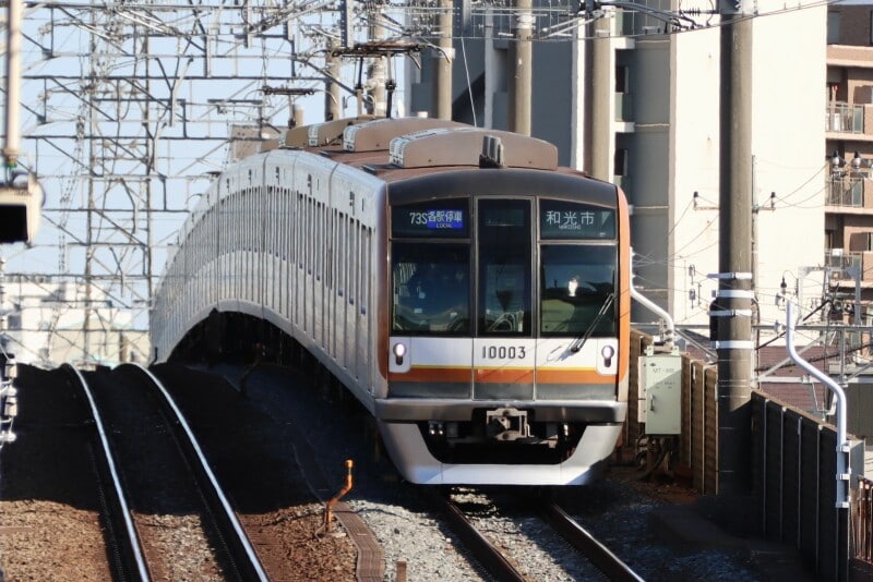 和光駅に到着する電車