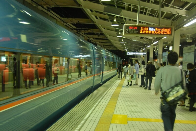 新木場駅に停車中の小田急ロマンスカーMSE
