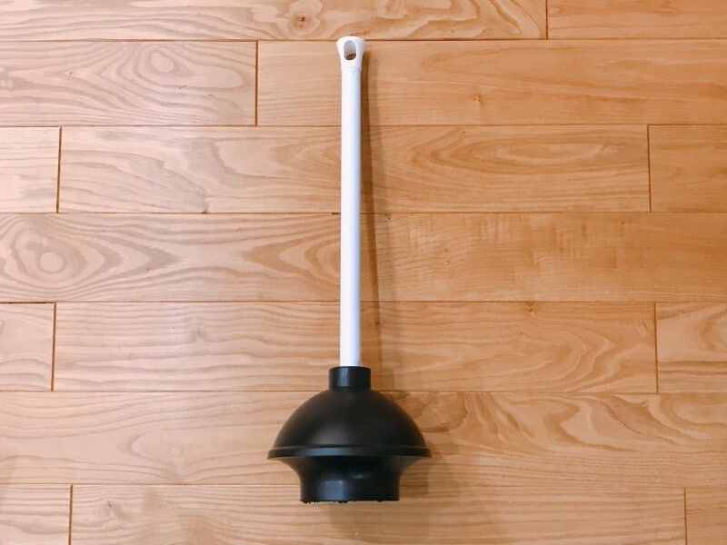 詰まったトイレを直すために使うトイレのラバーカップ(通称:トイレのスッポン)