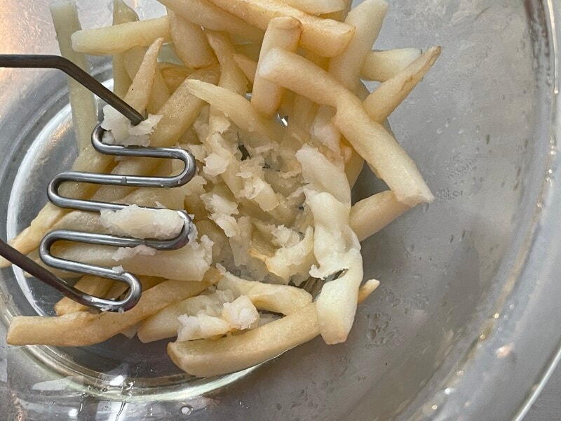 電子レンジで加熱した冷凍フライドポテトをマッシュして使うアレンジレシピ