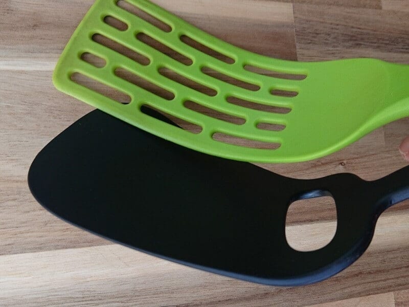 ターナーは、ほどよい反りと強度でオムレツからハンバーグ、お好み焼きまでを上手にひっくり返せる相棒をと、反りやグリップの握り具合、大きさ、角度、鍋肌から滑りこむ感じと我が家の条件はいろいろ……