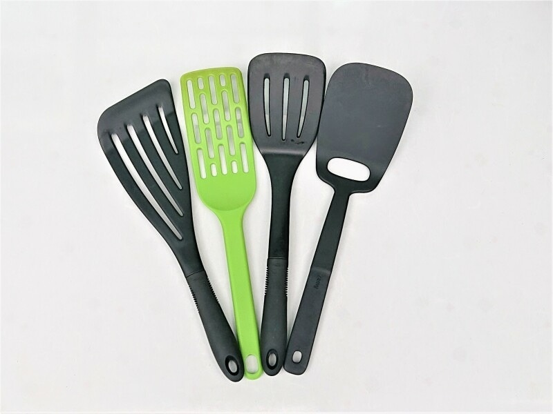 左2つはバタービーター、右2つはターナー。ハンバーグや卵料理、お好み焼きなどをきれいにひっくり返すべく、お料理用にどれも愛用。