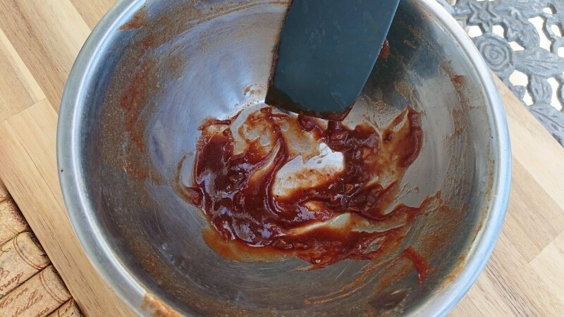 ダイソーのスパチュラは、調理はもちろん「残さずすくいとる」力が◎。柄の両側が使え、フライパンには大きい方、瓶缶には小さい方を使い、食べ物を無駄なくいただけます。