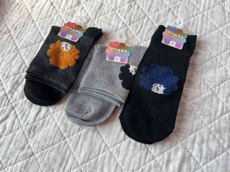 セリアの「アフロさん靴下」
