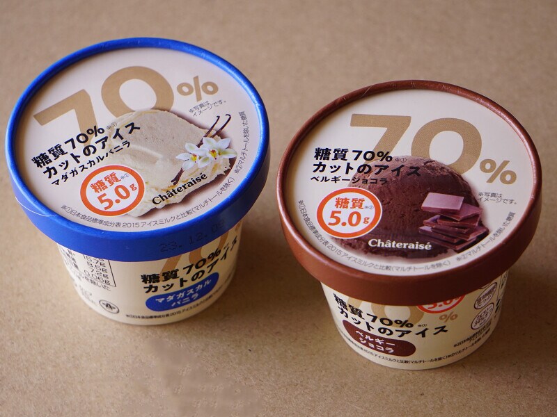 左からシャトレーゼ「糖質70%カットのアイス マダガスカルバニラ」「糖質70%カットのアイス ベルギーショコラ」(各151税込)