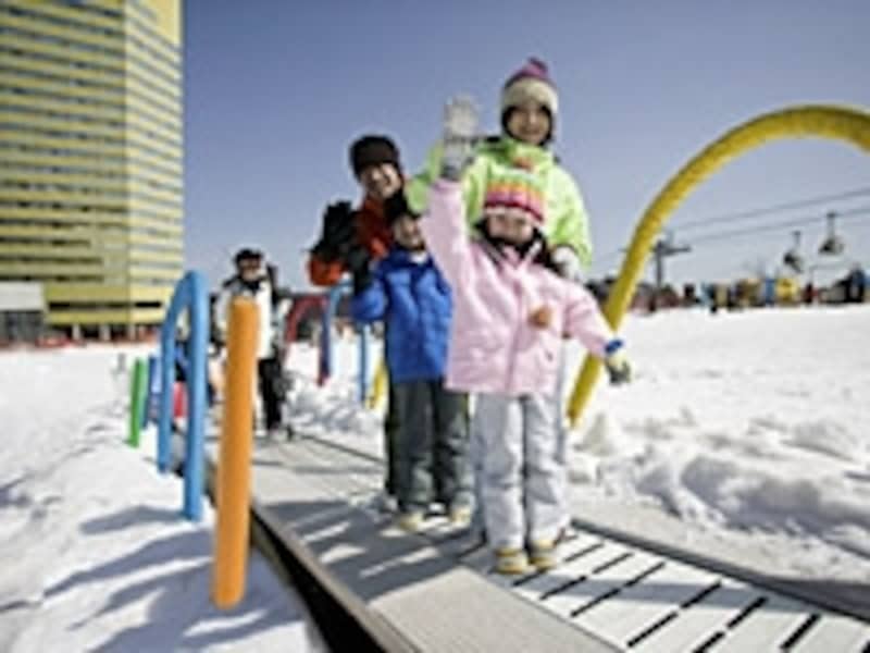 総延長72mのスノーエスカレーターもある安比高原スキー場のキッズエリア。09-10シーズンは「APPI スポンジ・ボブ キッズパーク」にリニューアルでますます楽しく雪と遊べる。