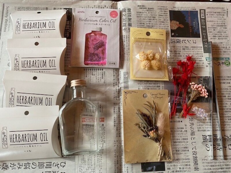 使う材料。新聞紙を敷いておこう