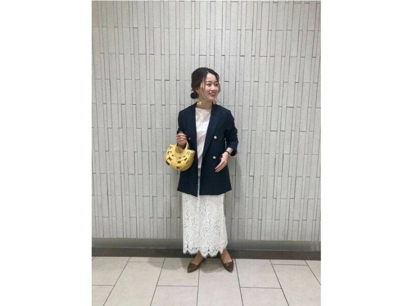 甘めの白レーススカートを紺ブレザーで引き締めて　出典：WEAR