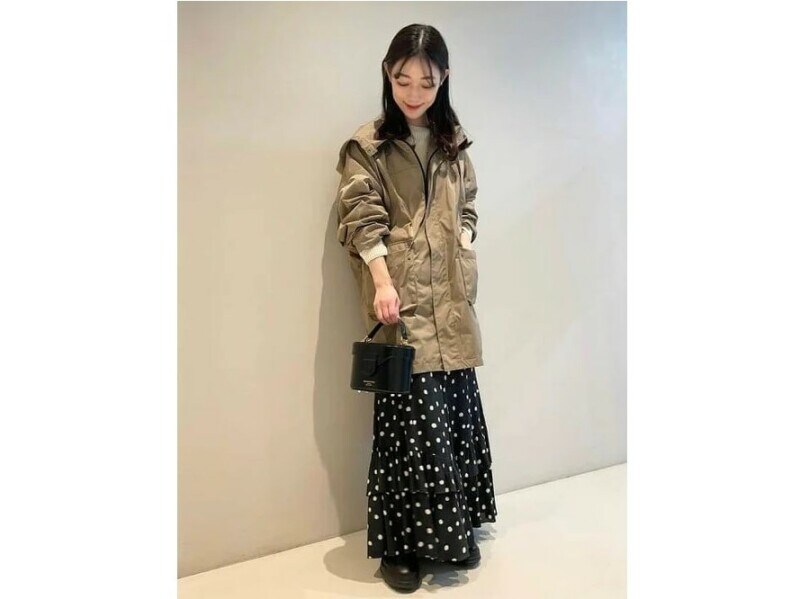 甘いイメージの強いドット柄はフード付きパーカでミックスカジュアルコーデに　出典：WEAR