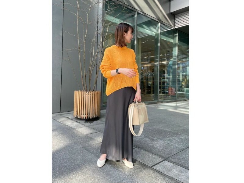 光沢感のあるAラインスカートはカジュアルコーデを女性らしく整えてくれる 出典:WEAR