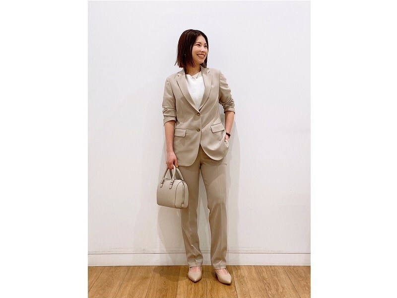 別売りのジャケットと合わせてセットアップコーデに 出典:StyleHint