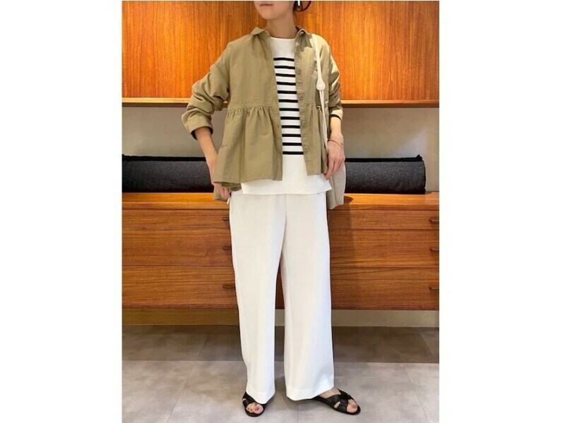 定番のボーダーニットも太めの白パンツで今年らしく　出典：WEAR