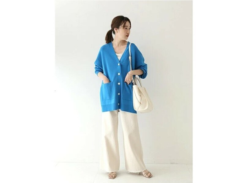 きれい色のニットカーデを白のワイドパンツでゆるっと 出典:WEAR