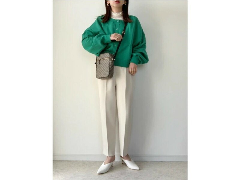 センタープレスのラインが入ったパンツで鮮やかなニットをきれいめに 出典:WEAR