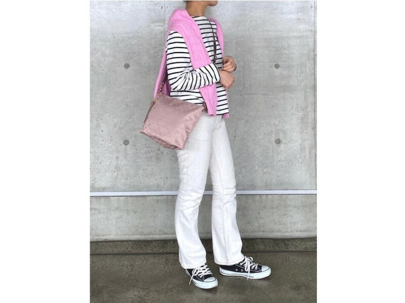 普通に着るだけではなく、肩に巻いてアクセントにするのもおすすめ 出典:WEAR