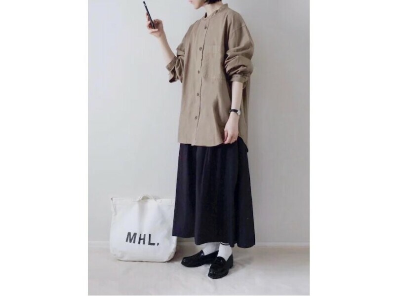 黒のフレアスカートにゆったりしたメンズシャツを合わせて　出典：WEAR