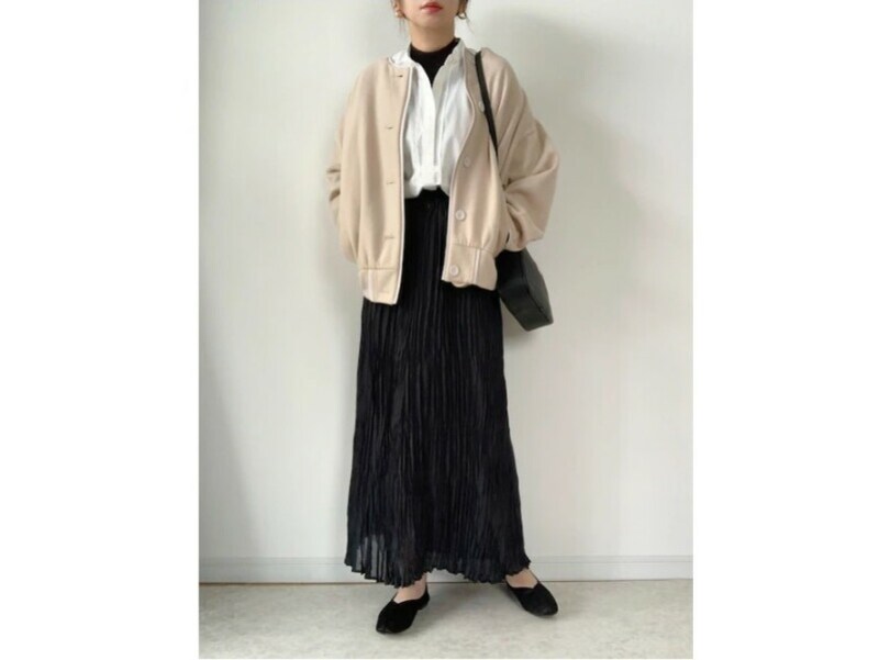 揺れ感のあるプリーツスカートは「黒」を軽やかに見せてくれます　出典：WEAR