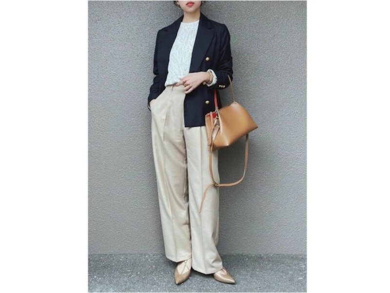 オンオフ問わず着られる「ハイウエストカラーストレートスラックス」 出典:WEAR
