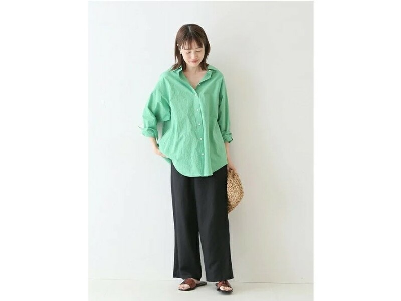 ナチュラルなワッシャー加工のきれい色シャツは黒パンツで引き締め 出典:WEAR