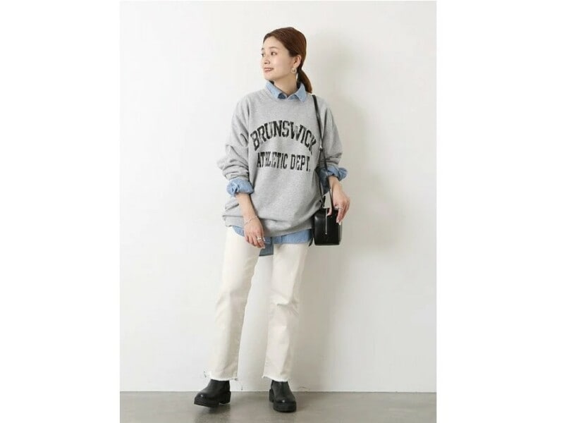 【OKコーデ】スウェット&シャツの重ね着なら肌寒い日も暖かく過ごせそう 出典:WEAR