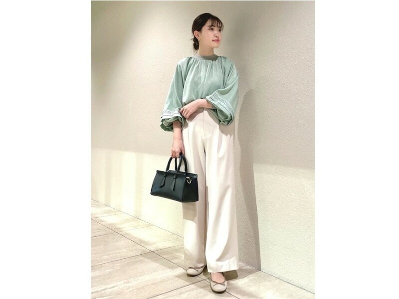 【OKコーデ】パンツとシューズを馴染みのいい色で揃えると理想的です 出典:WEAR