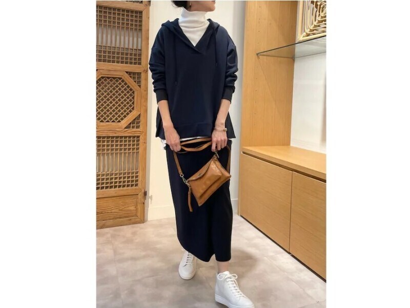 クリーンなイメージの白スニーカーはカジュアルにもきれいめにも履ける 出典:WEAR