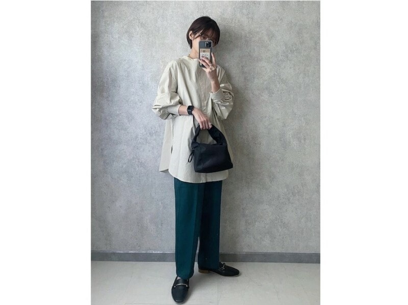 コーディネートを引き締めてくれるローファーは大人コーデ向き 出典:WEAR