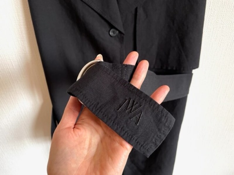 ベルトの裾にさりげなく入ったロゴの刺繍がポイント