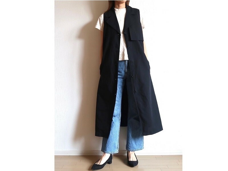 前開きのロングベストとして羽織ると縦長に、すらっと見せてくれます