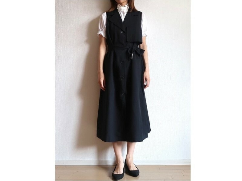 甘めなブラウスを下に着るとフェミニンなコーデにも