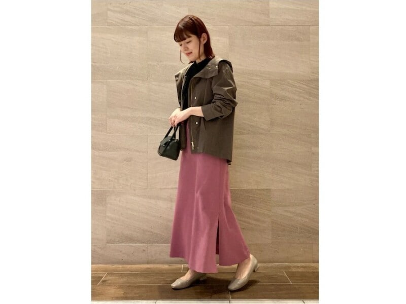 後ろの丈が長くなっているアウターは体型カバーにとっても使えるアイテム 出典:WEAR