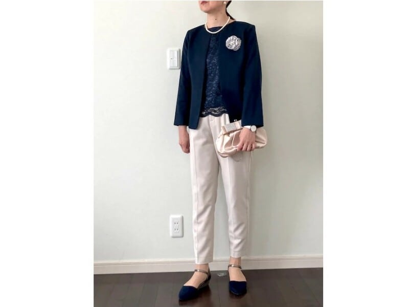 ネックレスやコサージュ、バッグなどで白をプラスして華やかさもアップ　出典：WEAR