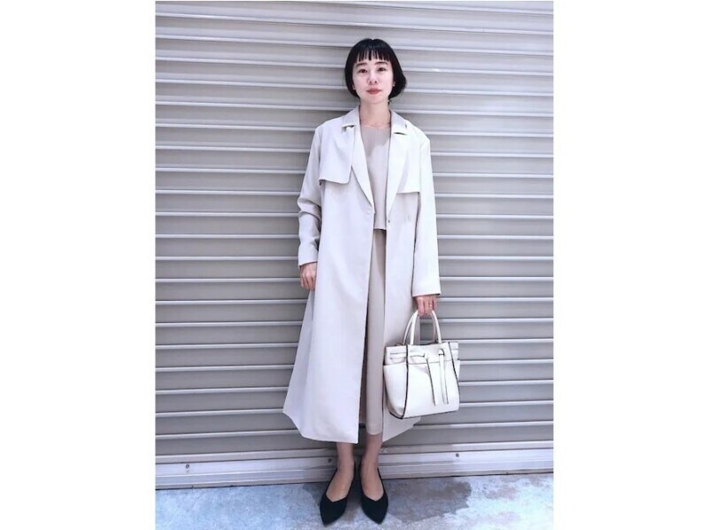 トレンチコート＆ワンピースなどベージュ系で揃えて　出典：WEAR