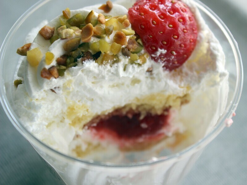 クリームたっぷり苺のカップショート