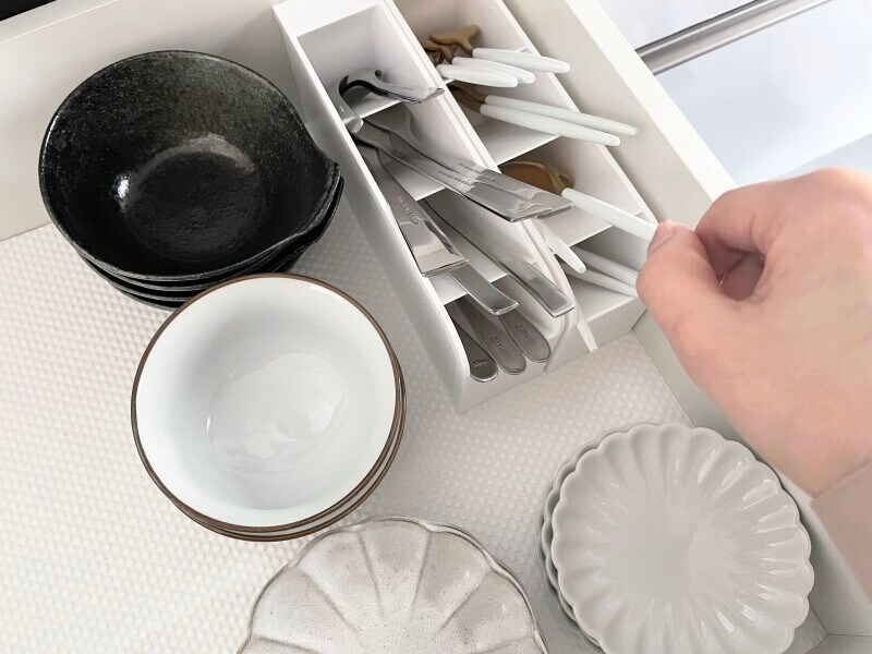 食器棚の引き出し内でカトラリー入れとして活用