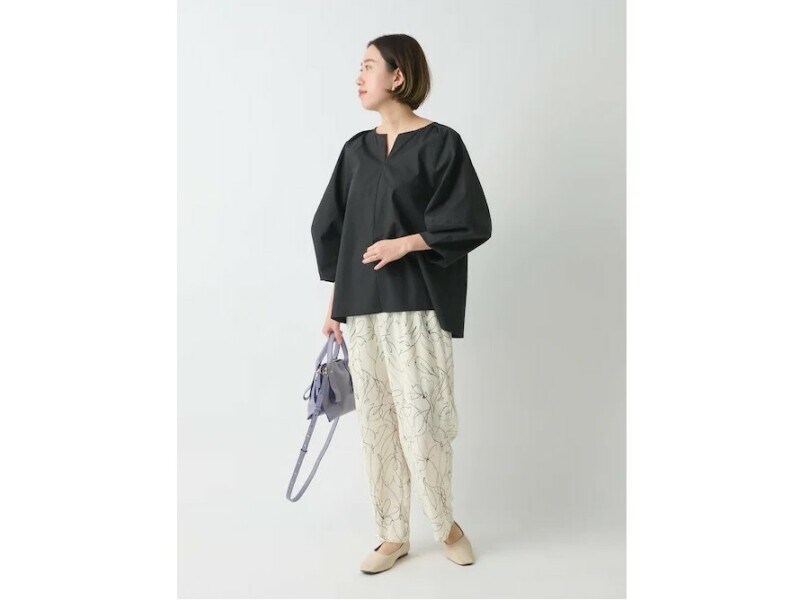 ひらひらと軽やかに揺れる生地感と太めのデザインはシルエットカバーに最適 出典:WEAR