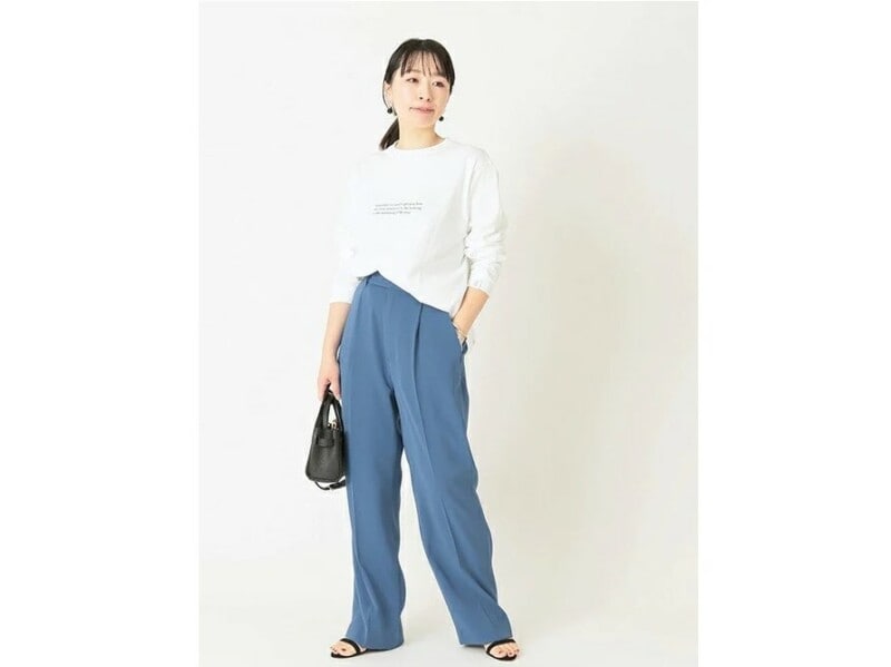 知的で落ち着いた印象のブルーは取り入れやすいカラー　出典：WEAR