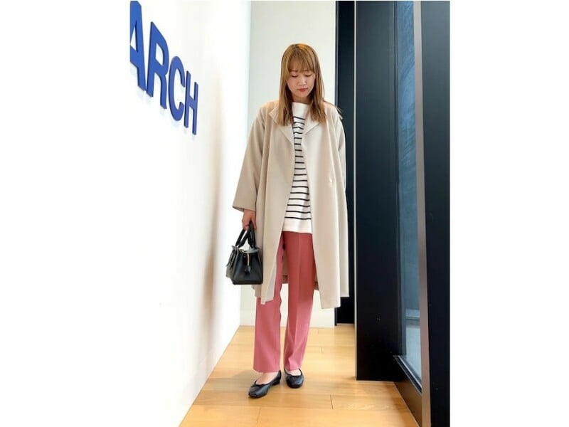 フェミニンなピンクはきれいめシルエットとの組み合わせがおすすめ　出典：WEAR