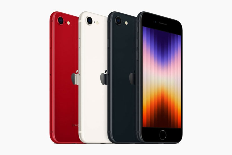 「iPhone SE(第3世代)」。カラーラインナップは、(PRODUCT)RED、スターライト、ミッドナイトの3種類。おなじみのTouch IDを備えたホームボタンを搭載している