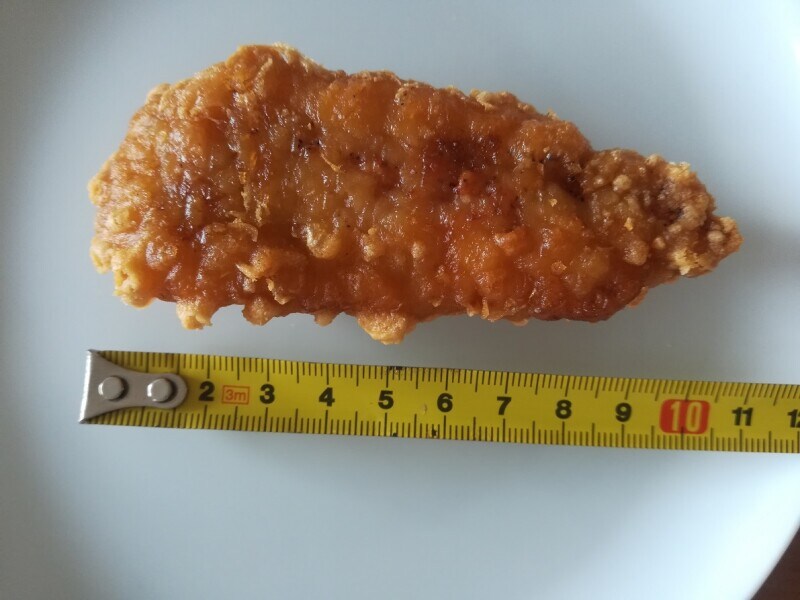 ファミリーマートの「クリスピーチキン プレーン」は約11cm