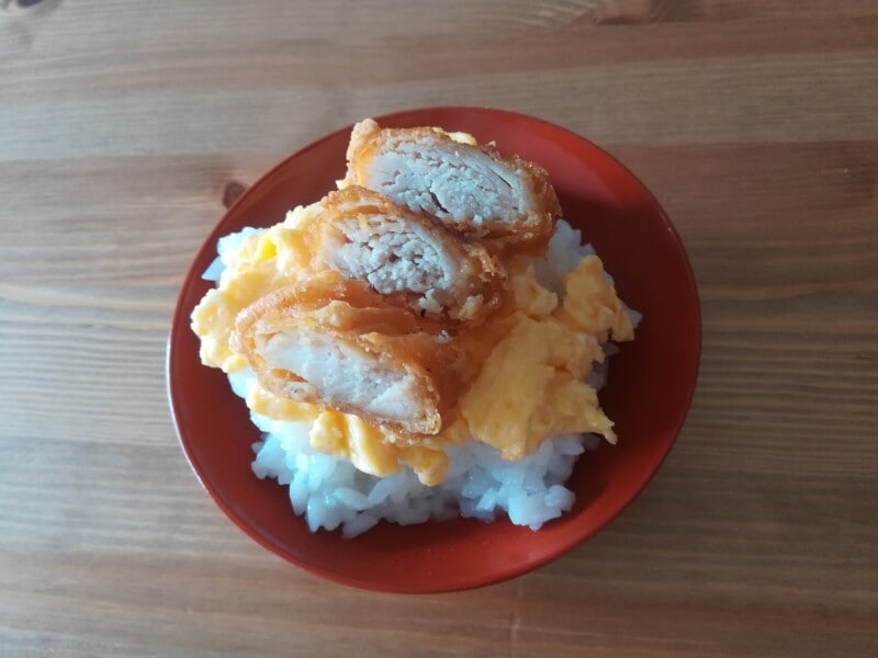 ファミリーマートの「クリスピーチキン プレーン」の玉子どんぶり風